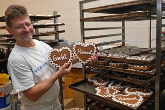 Falkenauer Meister backt 250 Lebkuchenherzen für das Chemnitzer Theater - Seit 30 Jahre Geschäftsbeziehungen: Ralf Forberger hat erneut 270 Pfefferkuchenherzen für die Oper Chemnitz gebacken.