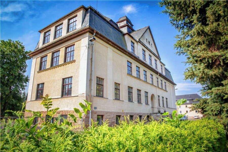 Falkenauer Schulgebäude: Stadt will auf Rückkauf verzichten - Für die frühere Schule in Falkenau gibt es einen neuen Investor, der kleine, barrierefreie Wohnungen plant. 