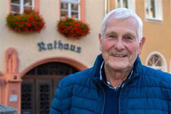 Falkenbacher fordert Gründung von Ortschaftsräten: Im Wolkensteiner Rathaus trifft der Vorstoß auf wenig Gegenliebe - Peter Siedersleben vor dem Wolkensteiner Rathaus: Er fordert die Gründung von Ortschaftsräten.