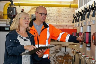 Falkenstein als Musterschüler: Energiesparen zahlt sich aus - Doris Wildgrube und Andreas Heller spüren seit Jahren mögliche Einsparpotenziale vor allem in kommunalen Gebäuden auf - hier im Heizungskeller der Grundschule Hauptstraße in Falkenstein.