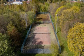 Falkenstein: Alter Tennisplatz kommt weg – das ist dort geplant - Der nicht mehr genutzte Tennisplatz auf dem Badgelände aus der Luft.