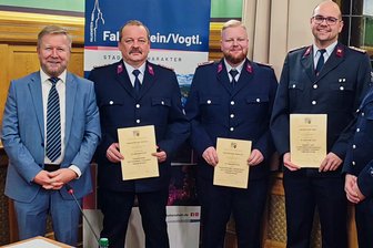 Falkenstein beruft neue Leitung der Ortsfeuerwehr Oberlauterbach - Die neue Wehrleitung mit Bürgermeister Marco Siegemund (l.)