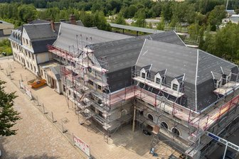 Falkenstein: Das passiert zurzeit am Bahnhofsgebäude - Das Bahnhofsgebäude in Falkenstein ist eingerüstet. Neben dem Dach wird auch die Fassade des Gebäudes saniert.