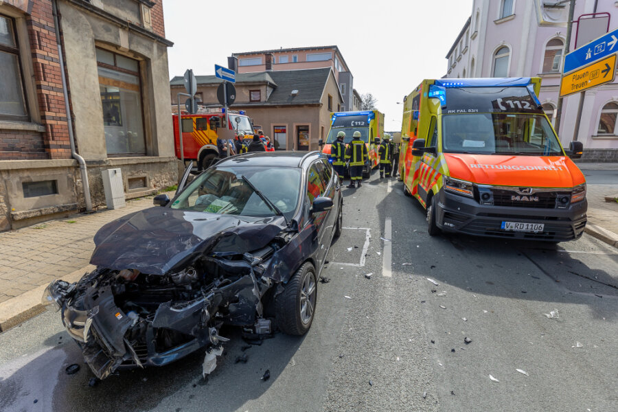 Falkenstein: Drei Leichtverletzte nach Vorfahrtsfehler - Ford Focus an der Unfallstelle