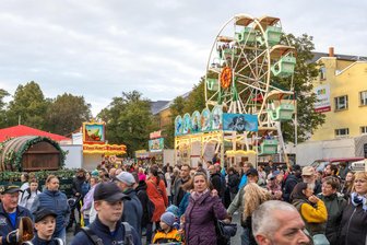 Falkenstein feiert Kirmes: Das erwartet Besucher – aber Achtung bei der Wahl des Parkplatzes - Voller Jahnplatz zur Falkensteiner Kirmes im vergangenen Jahr.