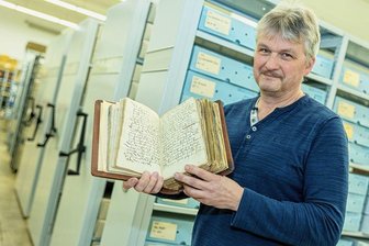 Falkenstein feiert Stadtjubiläum auch ohne historischen Beleg - Ralph Ide mit dem ältesten Bestand des Stadtarchives Falkenstein: Das Stadtgerichtsbuch fasst Akten aus den Jahren 1509 bis 1538 zusammen.