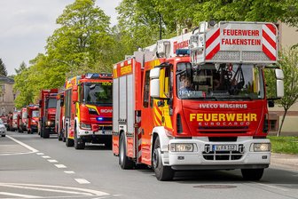 Falkenstein: Feuerwehr erhält neues Fahrzeug - Die Fahrzeuge der Feuerwehr beim Festumzug Anfang Mai.