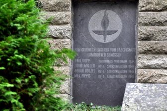 Falkenstein: Gedenktafeln sollen an vier Opfer des Naziregimes erinnern - Seit langem erinnert diese Gedenktafel auf dem Falkensteiner Friedhof an die vier Widerstandskämpfer, die dem Naziterror zum Opfer fielen. Demnächst sollen Popp, Müller, Hölzel und Pippig mit Messingplatten direkt in der Stadt geehrt werden. Eine zweite Tafel am Friedhofsdenkmal weist unter dem Symbol des Davidsterns auf die "65 jüdischen Kameraden" aus Falkenstein hin, die während des Holocaust ermordet wurden.
