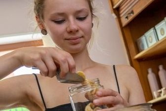 Falkenstein hat jetzt einen Unverpackt-Laden - Früchte und Pasta füllt Lena Stöß ins Glas. Gerne kann der Kunde sein Behältnis selbst mitbringen - wie früher im Krämerladen. 