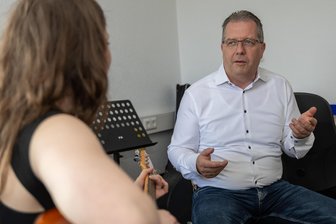 Falkenstein hilft mit Geld: Weshalb die Kosten für die Musikschule Rodewisch stark gestiegen sind - Peter Wappler ist Geschäftsführer der Musikschule Rodewisch. In Falkenstein wird eine Außenstelle betrieben.