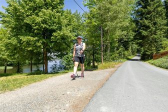 Falkenstein hofft auf Fördergeld für Skaterkurs an der Talsperre - Der unbefestige Fußweg am Ufer der Talsperre Falkenstein soll mit dem vorhandenen Weg zum Skaterkurs werden.