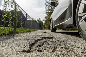 Falkenstein investiert in Gebäude und Infrastruktur: Diese kaputten Straßen werden jetzt gebaut - Im Doppelhaushalt sind Ausgaben für Sanierungen wie in der Heinrich-Heine-Straße eingeplant.