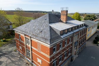 Falkenstein investiert in Schulsanierung: Das Dach dieser Grundschule wird erneuert - Das Dach der Dorfstädter Grundschule ist sanierungswürdig.