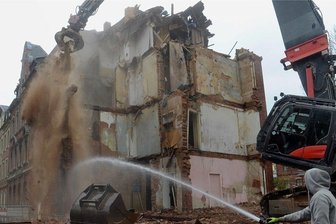 Falkenstein: Marodes Haus wird abgerissen - Der Abriss des Gebäudes Pestalozzistraße 25 durch die Firma Ebersbach aus Oelsnitz hat in diesen Tagen begonnen. Die Arbeiten sind nicht ganz einfach, da der Giebel des Nachbarhauses gesichert und saniert werden muss. Auf der Fläche entsteht anschließend eine Grünfläche. 