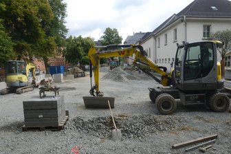 Falkenstein muss für Baumaßnahme mehr Geld zahlen – Fehler bei der Planung? - Für die Sanierung des Außengeländes des Begegnungszentrums in Falkenstein sind mehr Kosten angefallen als veranschlagt.