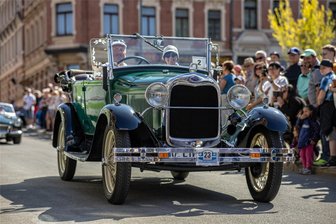 Falkenstein: Oldtimer-Rundfahrt „Baron von Trützschler Classic“ geht in zweite Auflage - Teilnehmer der „Baron von Trützschler Classic“ im vergangenen Jahr. Damals fand die Rundfahrt im Programm der 575-Jahr-Feier Falkensteins statt.