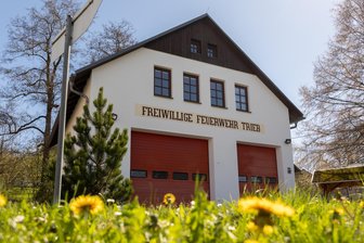 Falkenstein: Ortsfeuerwehr erhält neuen rutschfesten Boden - Das Gebäude der Freiwilligen Feuerwehr Trieb bei Falkenstein.