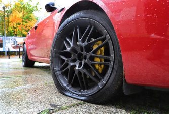 Falkenstein: Reifen an zwei Autos zerstochen -