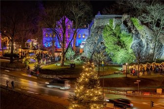 Falkenstein sagt Bornkinnelmarkt ab - Ähnlich wie im Bild im Jahr 2019 soll der Falkensteiner Schlossfelsen wieder angeleuchtet werden. Der Bornkinnelmarkt wurde aber am Freitag abgesagt.