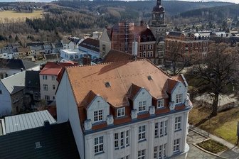 Falkenstein verlängert Vertrag für Ersatz-Rathaus - Das Interims-Rathaus Hauptstraße 5b (vorne im Bild) muss neun Monate länger angemietet werden. Hinten das historische Rathaus.