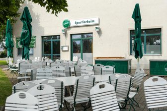 Falkenstein verschiebt Sanierung des Sportlerheims auf unbestimmte Zeit: Das ist der Grund - Sollte bis Ende 2027 energetisch saniert werden: das Sportlerheim am Jahnplatz in Falkenstein.