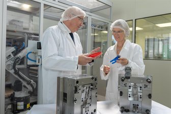 Falkenstein: Wie eine Medizintechnik-Firma die Krebstherapie sicherer machen will - Die Murrplastik Medizintechnik GmbH will gemeinsam mit weiteren Unternehmen und der TU Dresden die Chemotherapie sicherer machen. Die Geschäftsführer Ingolf Grahl und Cornelia Hölzl haben ihr Projekt Sachsens Ministerpräsident Kretschmer vorgestellt.