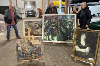 Falkenstein: Wie zum Kunstsonntag Bilder zu Klang werden - Am Sonntag stellen Rainer Döhling und Wolfgang Blechschmidt von Falkart sowie die Oldtimerfreunde Marlies und Michael Lienemann (von links) Werke der Künstler Walter Dietrich und Walter Thomas aus. Die Bilder sind beschädigt.