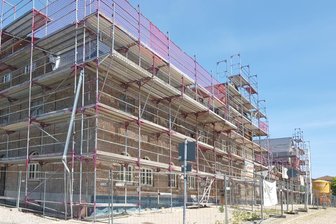Falkensteiner Bahnhof - Wo es noch klemmt - Auf den ersten Blick lässt sich nicht erahnen, was hinter dem Gerüst zutage tritt.