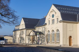 Falkensteiner Bahnhofsgebäude wandelt sich: Startschuss für Sanierung der historischen Eingangshalle - Die Fassade des Bahnhofes erstrahlt in neuem Glanz. Jetzt wird innen saniert.