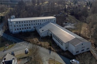 Falkensteiner Fabrikbrache: Fördergeld für Abriss soll kommen - Das 7500 Quadratmeter große Gelände unweit der Talsperre Falkenstein befindet sich erst seit Dezember 2021 im Besitz der Stadt.