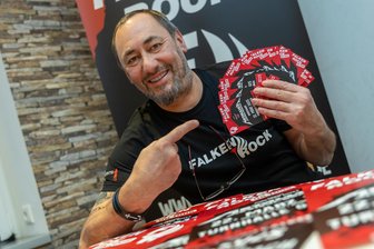 Falkensteiner Festival „Falken Rock“ geht auf Tour: Fans sollten sich mit den Tickets für das Konzert beeilen - Michael Meyer hält die limitierten Tickets in der Hand. Das Team der Berufsdetektei Meyer geht im März mit „Falken Rock“ erstmals auf Tour nach Grünbach. In der Veranstaltungshalle haben 350 Gäste Platz.