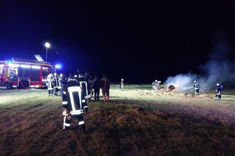 Falkensteiner Feuerwehren rücken zu Brand aus - In der Nacht zum Dienstag brannte auf einer Wiese nahe dem Freibad Falkenstein ein Heuballen.