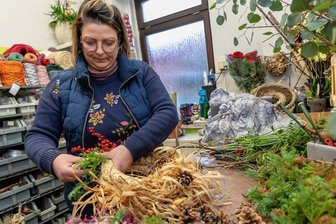 Falkensteiner Gewerketag füllt die Lücke zur Adventszeit - Anja Ebert, Inhaberin des Geschäfts Natürlich Grünzeug, beim Stecken eines Weihnachtskranzes.