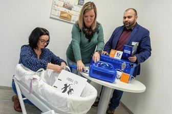 Falkensteiner Hebammen ermöglichen Eltern von Sternenkindern einen besonderen Abschied - Die Hebammen Antje Kovacs (links) und Tina Winkler übergeben die Wiege an Hospiz-Leiter Christian Wilke.