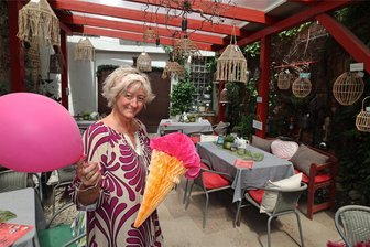 Falkensteiner Hinterhof-Kleinod verwandelt sich in Sommercafé - Italienisches Eis, spritzige Mixgetränke und Kaffee aus der Sammeltasse. Geschäftsinhaberin Korinna Ernst begrüßt ihre Gäste in Falkers Sommercafé. Bis Oktober ist der überdachte Hinterhof am Geschäft Falker täglich geöffnet.