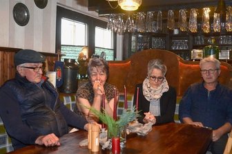 Falkensteiner Jägerhalle: Aus für eine Traditionsgaststätte - Gedrückte Stimmung in der Gaststube: Joachim und Annelie Zoglauer (v. l.) führten das Lokal von 1991 bis 2014; dann übergaben sie an Tochter Annett Zoglauer-Schmider und Schwiegersohn Thomas Schmider, halfen aber weiterhin mit. Am 31. Dezember ist zum letzten Mal geöffnet.