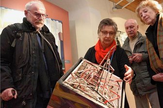 Falkensteiner Künstler stellen auf Schloß Voigtsberg in Oelsnitz aus - Wolfgang Blechschmidt alias Wolf Schmidt-Falkenstein (links) und seine Frau Regina Blechschmidt (Mitte) stellen ihren Kunstexponate auf Schloss Voigtsberg in der Schau "Still_Leben" aus. Sie erklären ihre Exponate den Besuchern Gitte (rechts) und Rolf Schwotzer (zweiter von rechts) aus Lengenfeld. 