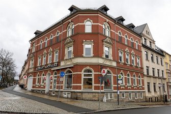 Falkensteiner Marien-Apotheke schließt plötzlich: Das sind die Gründe - Geschlossen und ausgeräumt: Die Marien-Apotheke. Die gilt mit Gründungsjahr 1931 als zweitälteste Apotheke Falkensteins. Historisch interessant: 1945 versteckte der damalige Apotheker Scherner dort den jüdischen Professor Victor Klemperer vor der Deportation. Eine Tafel erinnert daran. Der jetzige Inhaber führt sie seit 2015.