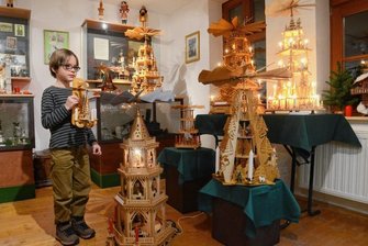 Falkensteiner Museum zeigt Drehtürme und einen Zufallsfund - Der Heimatverein hat die Ausstellung an den vergangenen Tagen aufgebaut. Im Bild ist Rudi Förster in der Pyramidensammlung zu sehen.