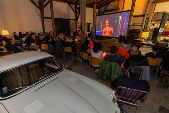 Falkensteiner Oldtimer-Schuppen verwandelt sich in Kinosaal - Kultige Kino-Atmosphäre zwischen Oldtimern: Der Inselkinoverein zeigte den Film „Das Leben. Ein Tanz“.