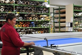 Falkensteiner Sonnenschutzhersteller Erfal beschäftigt jetzt 350 Mitarbeiter - Ramona Andrick schneidet bei Erfal Rollos nach Kundenwunsch zu.