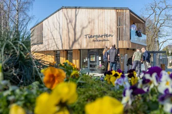Falkensteins neues Lieblingscafé und Tierpark-Eingang im Test: So umgehen Besucher den Eintrittspreis - Das Gebäude mit Café und Terrasse ist optisch ein Hingucker. Allerdings ist dort nicht alles barrierefrei, und es gibt Schleichwege.
