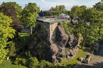 Falkensteins Wahrzeichen ab Samstag wieder begehbar: Welche Attraktionen der Schlossfelsen jetzt bietet - Der Schlossfelsen in Falkenstein erstrahlt in neuem Glanz: Am Samstag erfolgt die Einweihung nach der Sanierung.
