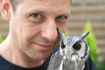 "Falknerei ist ein Naturerbe" - Rainer Sonneborn hat die junge Weißgesichtseule Herr Fussel auf der Hand.