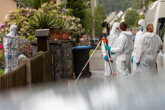 Fall des Dreifach-Axtmordes im Vogtland: Brachte ein Wasserschaden das Fass zum Überlaufen? - Die Spurensicherung am Tatort in Tirpersdorf.
