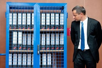 Sebastian Edathy (SPD) mit Geheimdienstakten für den NSU-Untersuchungsausschuss. Als dessen Chef hat er sich große Verdienste erworben - nun aber scheint seine politische Karriere beendet. 