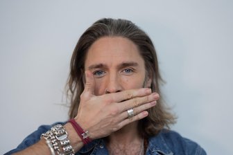 Fall Ofarim: So viel Geld erhält der Leipziger Hotelmitarbeiter jetzt - Dschungelkönig Gil Ofarim hatte in der RTL-Show „Ich bin ein Star – Holt mich hier raus!“ lange zum Davidstern-Skandal geschwiegen - und dann im Camp erneut Zweifel daran gesät, dass er einem Leipziger Hotelmitarbeiter zu Unrecht Antisemitismus angedichtet hatte.
