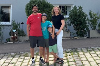 Fall von Aufbauhilfe West: Wie Firmen aus dem Vogtland den Traum vom Hausumbau bei einer Familie in Ulm verwirklichten - Familie Schleicher vor ihrem umgebauten Heim im Ulm: Florian, Jette und die beiden Kinder.