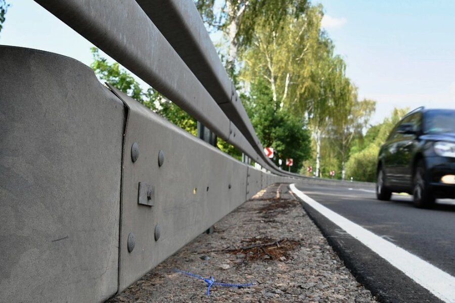 Falle für Motorradfahrer: Leitplanken in der Region zwischen Rochlitz und Freiberg sollen entschärft werden - Leitplanken sind für Autos gemacht. Hier ein Unterfahrschutz für Motorradfahrer an der B 175 nahe des Abzweiges nach Noßwitz. l