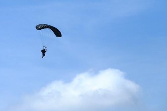 Fallschirmspringer bei Landung schwer verletzt -